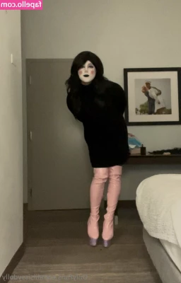 lilsissydolly - Who wants to pull the pillow on side and see my kitty