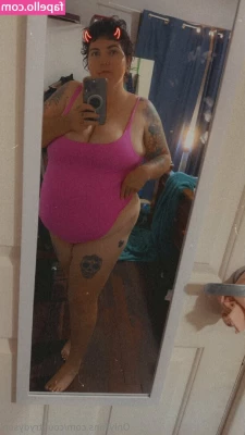 countrydyson - Who wants to pull the pillow on side and see my kitty