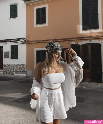 Lenaknk - Do you think im pretty? 🥹