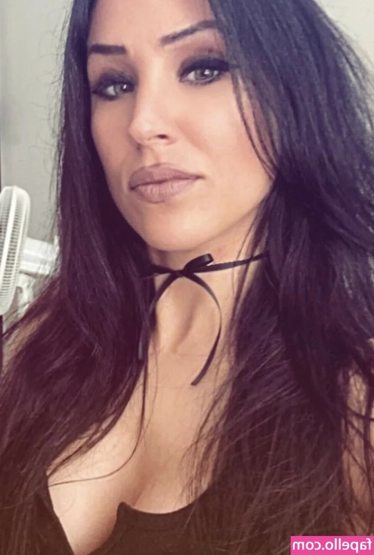 Ashley Giorgio [ ashley-giorgio ] - Comment if you like to see me put glitter on my chest and tits 😜