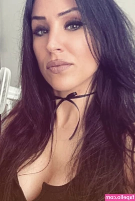 Ashley Giorgio [ ashley-giorgio ] - Comment if you like to see me put glitter on my chest and tits 😜