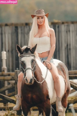 lolachristina - Dear, my pussy is so wet now! 🤤💧 Do you want to relax with me