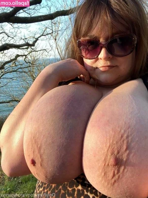 Hugejcuptits - Ohh you seem to be having a  stiff  morning  Can I help with that