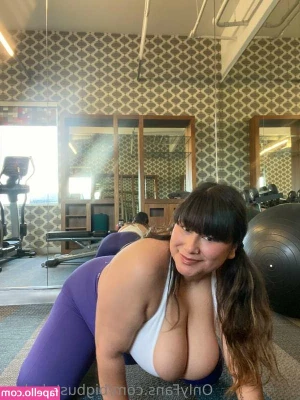 Busty Sweetheart [ busty-sweetheart ] - Do you want to see me strip it off? DM me! 😉