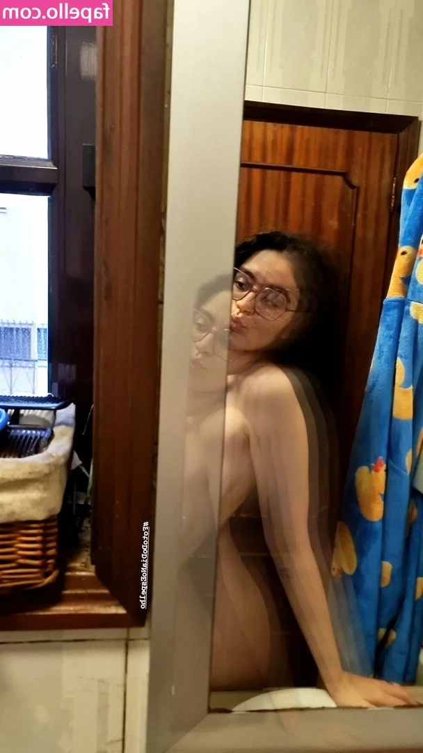 Liliana Freire [ liliana-freire ] - Im so wet rn