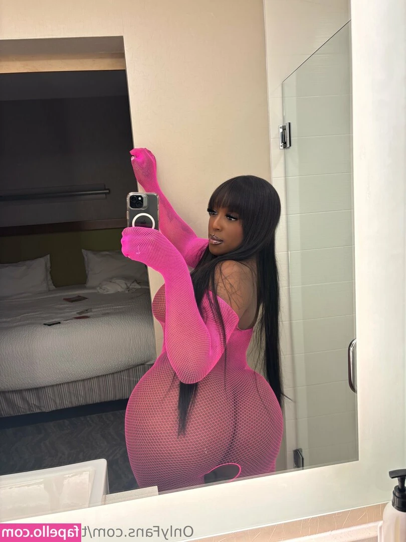 tiarasothick - Eeeee I don't usually post feet pics but I thought maybe I should