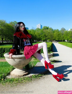 allison_jae [ allison-jae ] - Je suis trop chaude aujourd'hui, envois moi un message pour qu'on