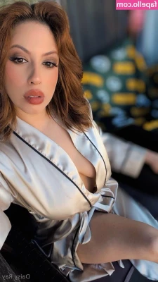 richest_taboo - Which do you prefer pic or video 👀