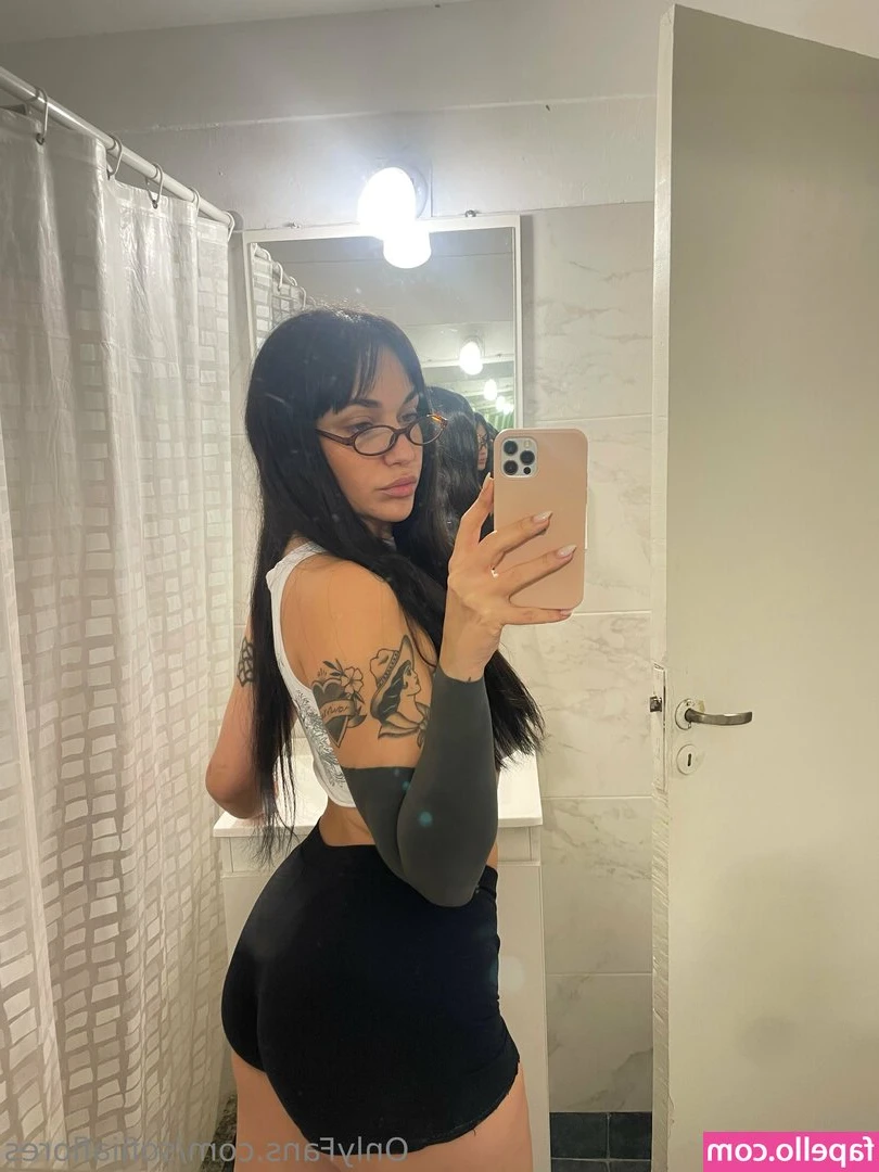 sofiiaflores - Feeling cute and stuff and my lips looks nice!