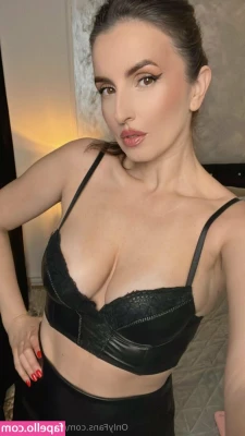 rheaanderson - almost naked 😶