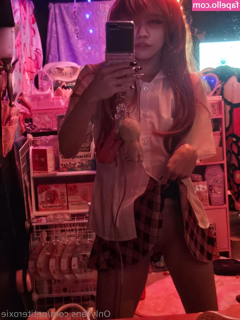 petiteroxie - Baby would you like to see my big tits uncensored   Send me a tip and