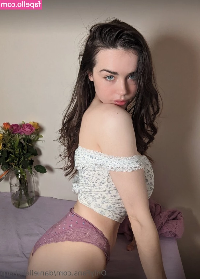 Daniimee [ daniimee-25 ] - What am I hiding under the pillow   -