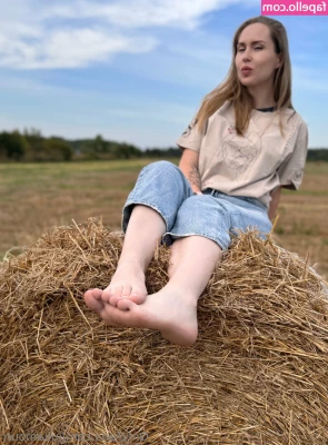 juliamourr - Hi guys  Thank u for being part of my first followers here  I ll