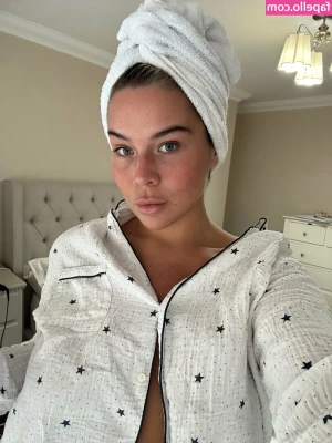 notmcuperin - Bedhead babe in bed (try saying that 5 times fast 😹)