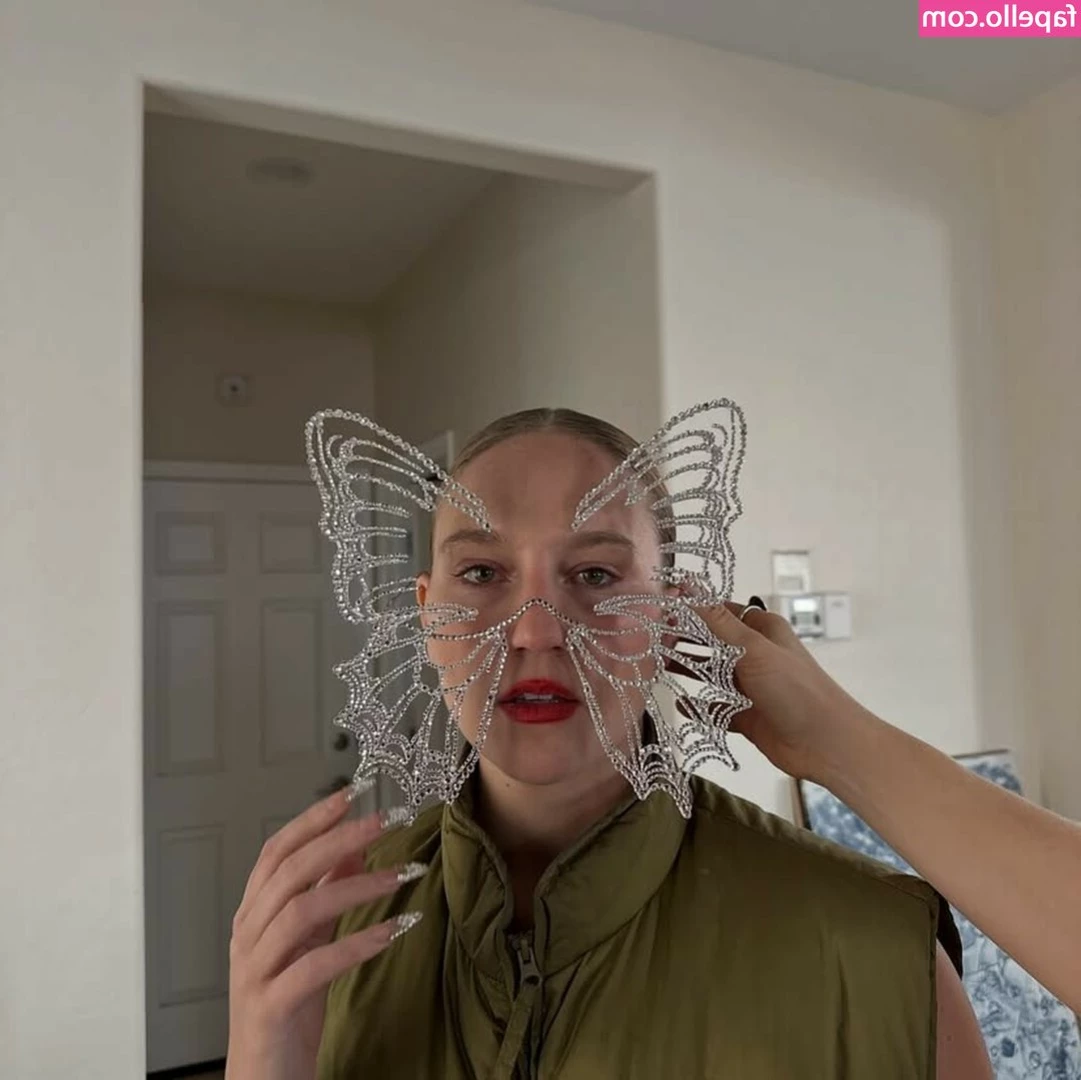 Kat Cunning [ kat-cunning ] - Rub me down with some oil