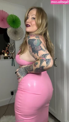 misshawthorn [ misshawthorn-14 ] - Lots of wet look body worship coming your way