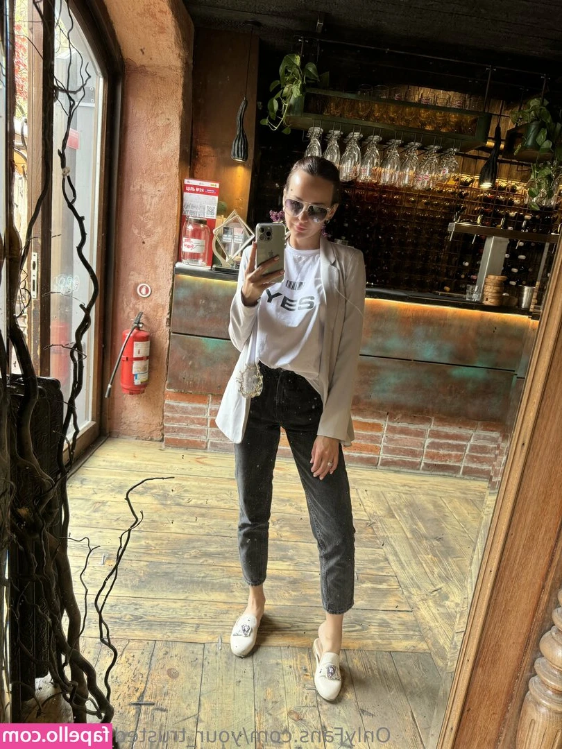 your_trusted_lover [ your-trusted-lover ] - If you love heels 🙄😍