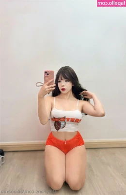 aikonaraa - A story in 3 pictures...👀🍑🐱
