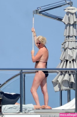 Penny Lancaster [ penny-lancaster ] - Banana challenge achievement unlocked