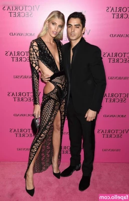 Devon Windsor [ devon-windsor-1 ] - Gotta Love Vegas Circa Pool