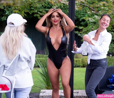 Bianca Gascoigne [ bianca-gascoigne ] - Nylon lovers, today is your day! 11 minutes of nylon foot job action!