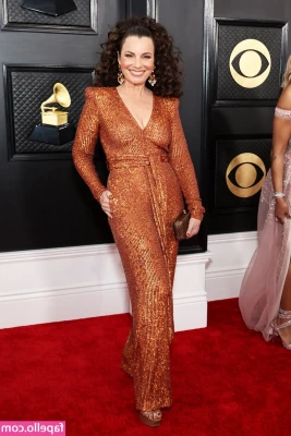 Fran Drescher [ fran-drescher ] - Never thought that this color would also look nice on me.. 🤔  Do