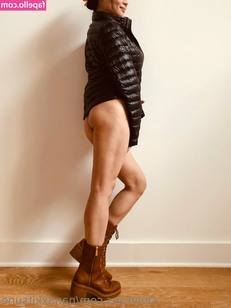 nanaxkitsune - Horny slut @dominadoxy needs huge cock while she's chilling