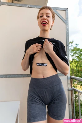 diewildeveganerin [ diewildeveganerin-8 ] - Stretching 😉