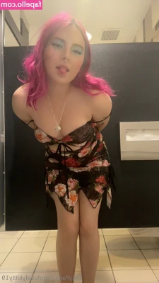 lovelykitty19 - Its getting hot in the greenhouse with @kaylacoyote