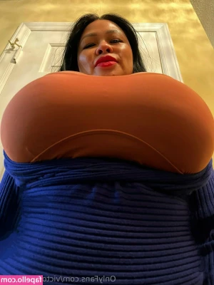 victoria34dblgs - What kind of Tuesday would it be without some titties! 💕