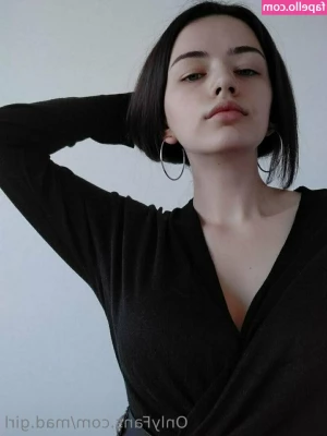 mad.girl [ mad-girl ] - Goth girl summer titty drop for your viewing pleasure!