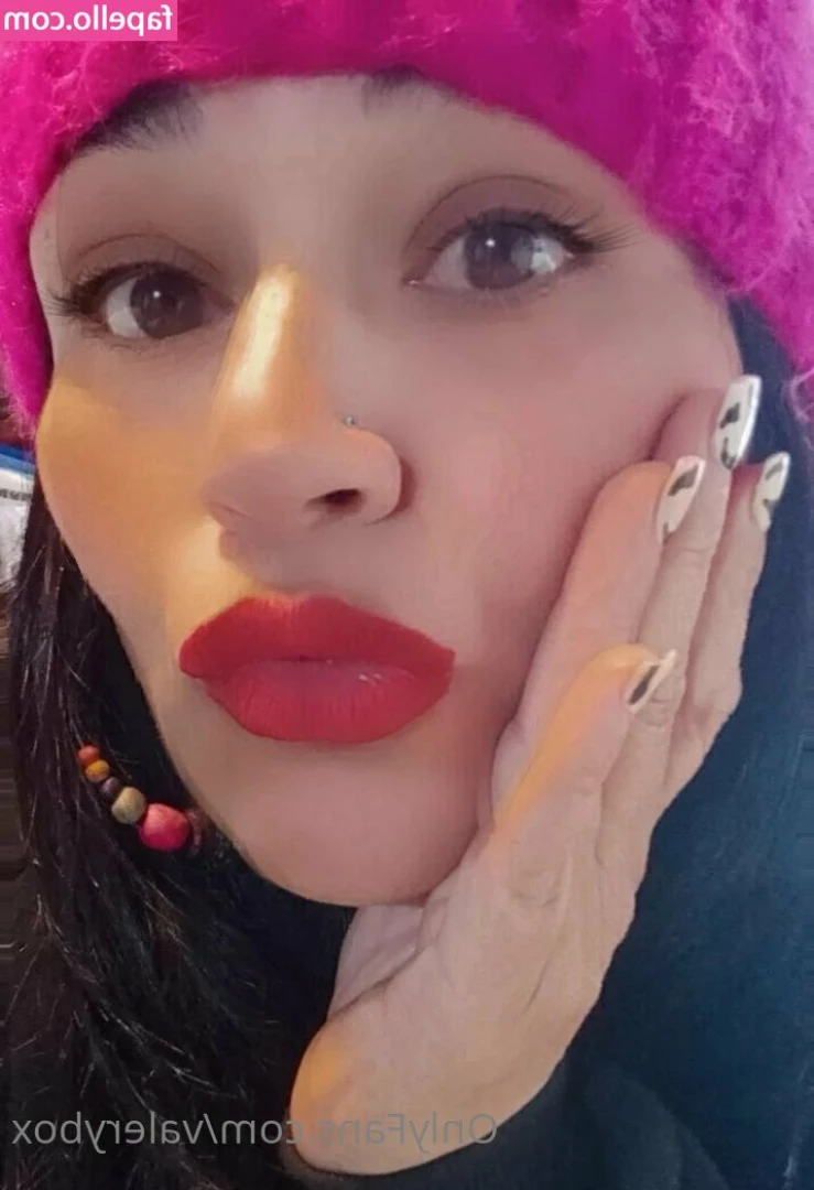 valerybox - I’m not a jealous type of girl.. I know I’m pretty and 10/10 my