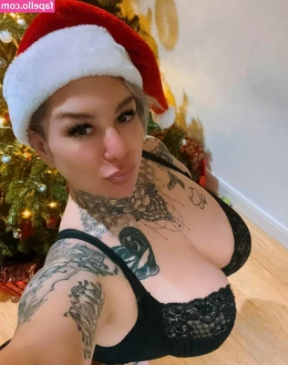 Katiesummer222 - New years boobies :) hehe i know they’re Christmas pics but I