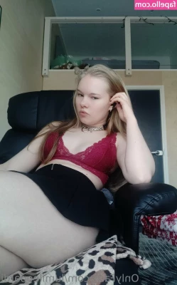 pikkusiili - Oh I dropped something let me bend over the bed and get it