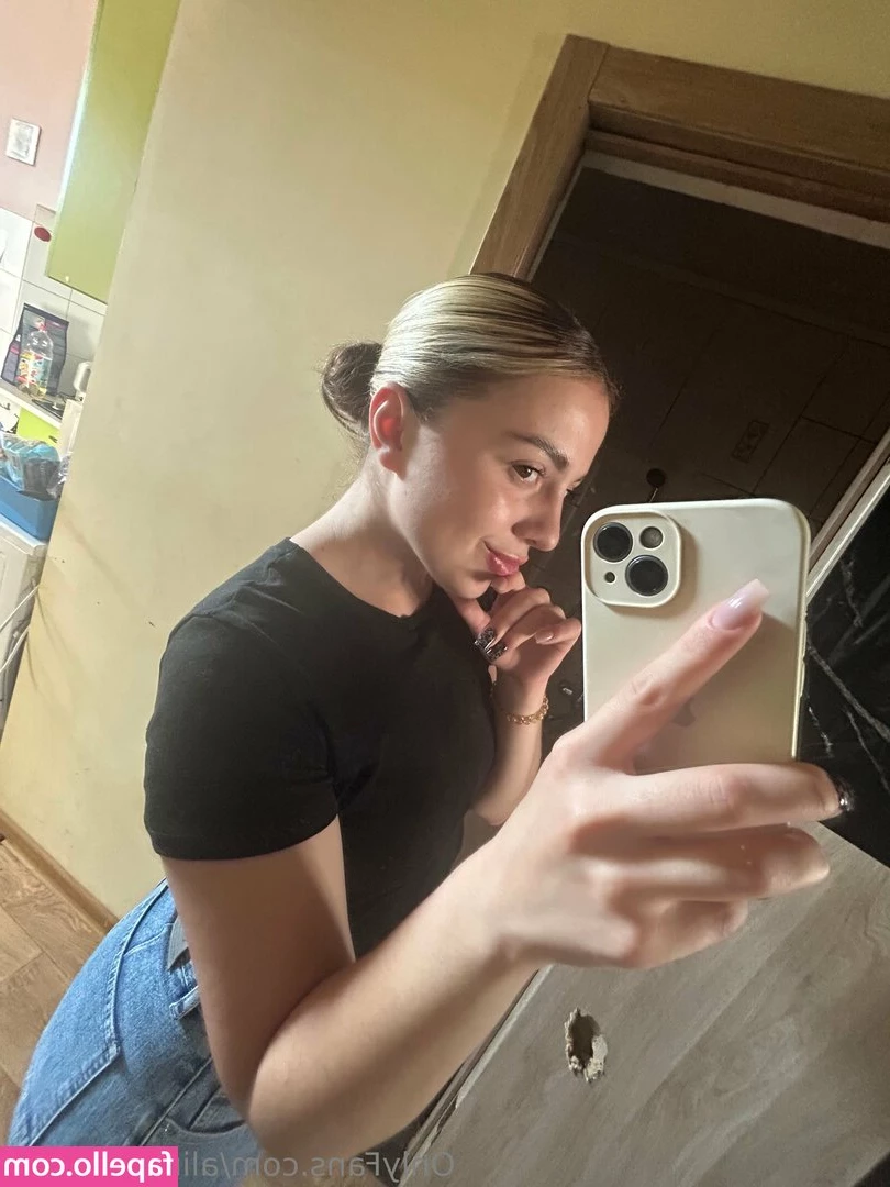 alina.schmidt [ alina-schmidt ] - Your bitch is back!  La tua puttana è tornata!   Mi sbatto il mio