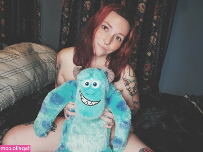maisiemoonx - Come rub my feet n cum all over them