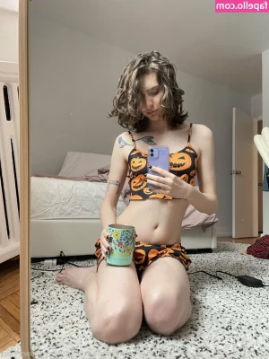 Miss_Crows_Nest [ miss-crows-nest ] - i m a thick and busty girl   what would you do to this cute short