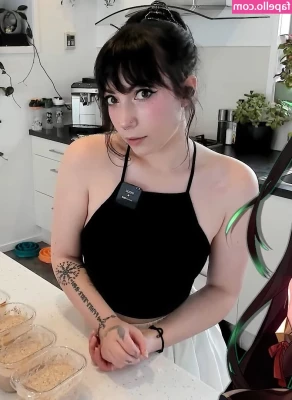 Layna Lazar [ layna-lazar ] - am I ok  bitch I m re-dying my hair stoned and naked  does it LOOK