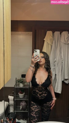 Daiana Ricciardi [ daiana-ricciardi ] - Trying to get ready for work