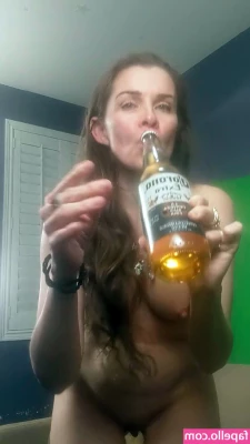 Alicia Arden [ alicia-arden ] - Who loves clapping in Y thongs  I have a slow-mo vid of me clapping