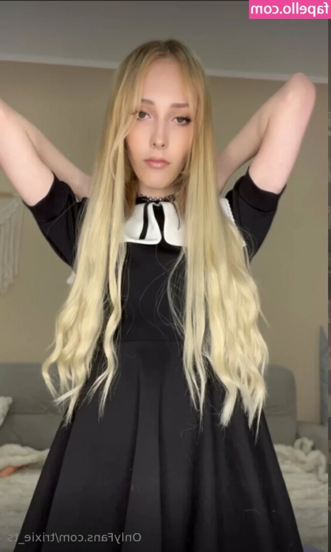 trixie_ts [ trixie-ts ] - Watch my soles as I try on my shoes