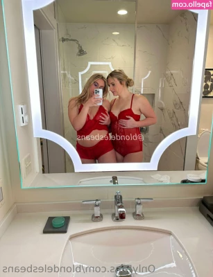 blondelesbeans - Here I’m wearing tight black yoga shorts and a little white crop