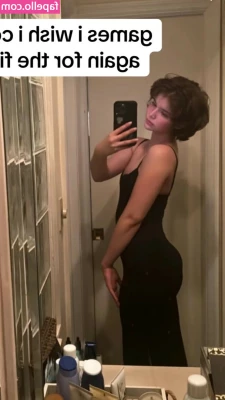 yesimacatgirl - Here’s a freebie treat. Pulled up my shorts to flash some cheek.