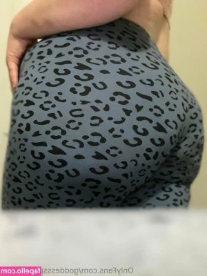 goddesssparklesfree - I know I'm teasing you with my body 😋😉 Just check you're DM for