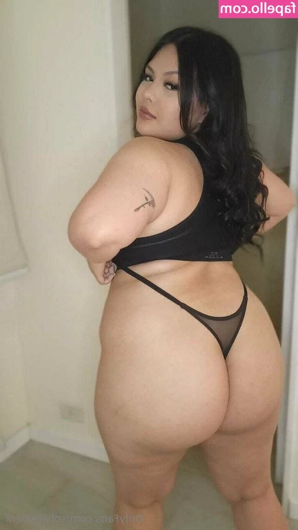 sofiasquishyxo - who’s present for christmas can i be 🎁