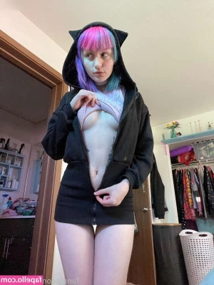 Tweetney [ tweetney-5 ] - Soy tuya de pies a cabeza🔥 recuerda que todo mi contenido xxx esta
