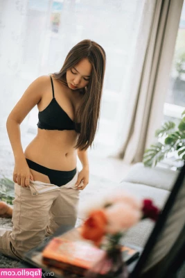 Nachpatcharawee Arjsalee [ nachpatcharawee-arjsalee ] - Taking off my clothes