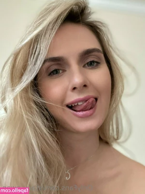 anastayshaa - This cutie @kitty_sasha knows how to please you with the help of