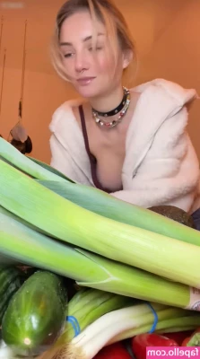 Julia Wulf [ julia-wulf ] - Feeling mean in green