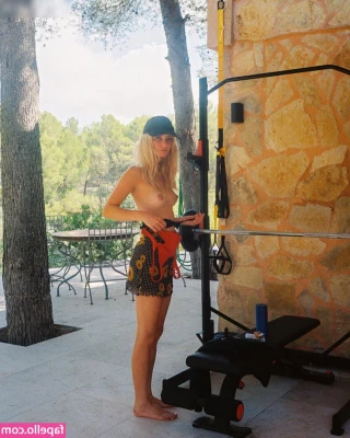 Julia Wulf [ julia-wulf ] - 18 year old me being a stripper! 😈👌🏻